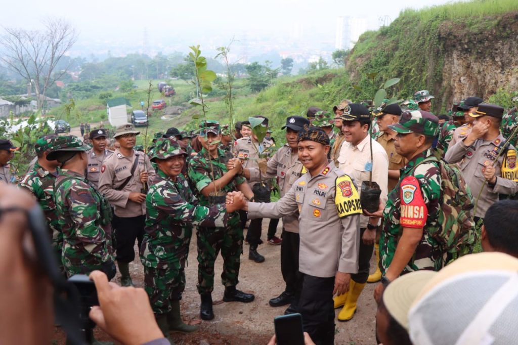 Kapolres Sumedang Menghadiri Karya Bakti Kodim 0610/Sumedang: Penanaman 2000 Pohon dan Pembersihan Sampah untuk Kelestarian Alam