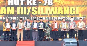 Dadang Supriatna Terima Penghargaan Pangdam III/Siliwangi Awards dalam Peringatan HUT ke-78 Kodam III/Siliwangi